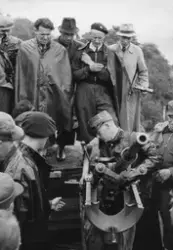 Personer i de norske hjemmestyrkene, forsvaret og andre som instrueres i bruken av eller sjekker ut utstyr og våpen etter overtakelsen av Oscarsborg festning  den 12.5.1945.