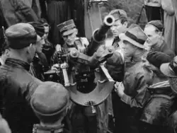 Personer i de norske hjemmestyrkene, forsvaret og andre som instrueres i bruken av eller sjekker ut utstyr og våpen etter overtakelsen av Oscarsborg festning  den 12.5.1945.