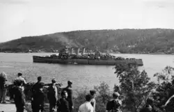 Britisk krysser av "Kent"-klassen med antatt navn HMS "Cumberland" på veg inn Drøbaksundet ved Oscarsborg.
