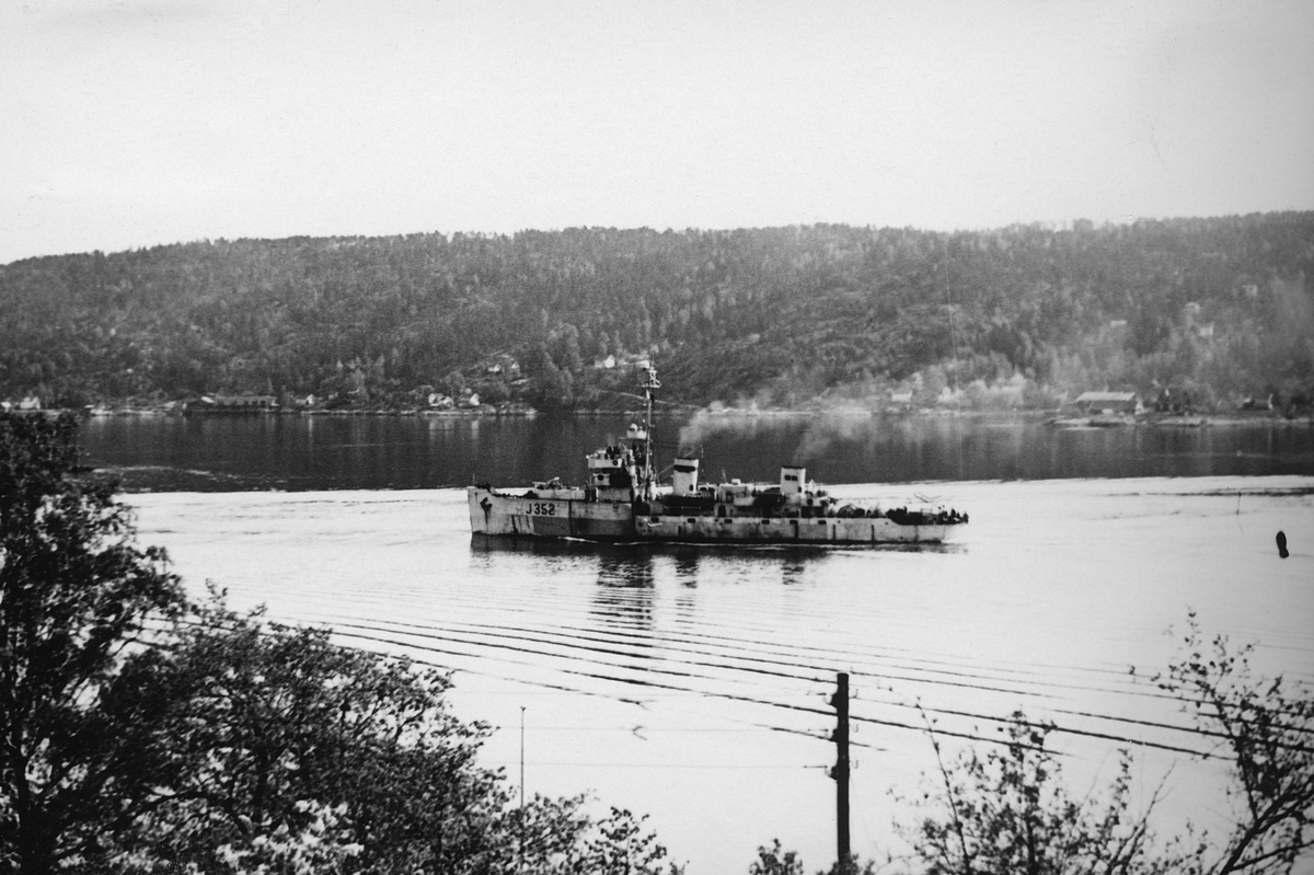 Minesveiper J352 på veg inn Drøbaksundet. Den ble bygd og sjøsatt for amerikanerne i 1943, og utlånt til Storbritania resten av krigen under navnet HMS Grecian.