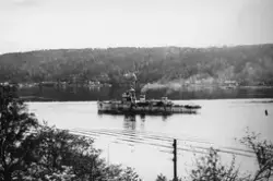 Minesveiper J352 på veg inn Drøbaksundet. Den ble bygd og sjøsatt for amerikanerne i 1943, og utlånt til Storbritania resten av krigen under navnet HMS Grecian.