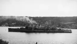 Britisk krysser av "Kent"-klassen med antatt navn HMS "Cumberland" på veg gjennom Drøbaksundet ved Oscarsborg.