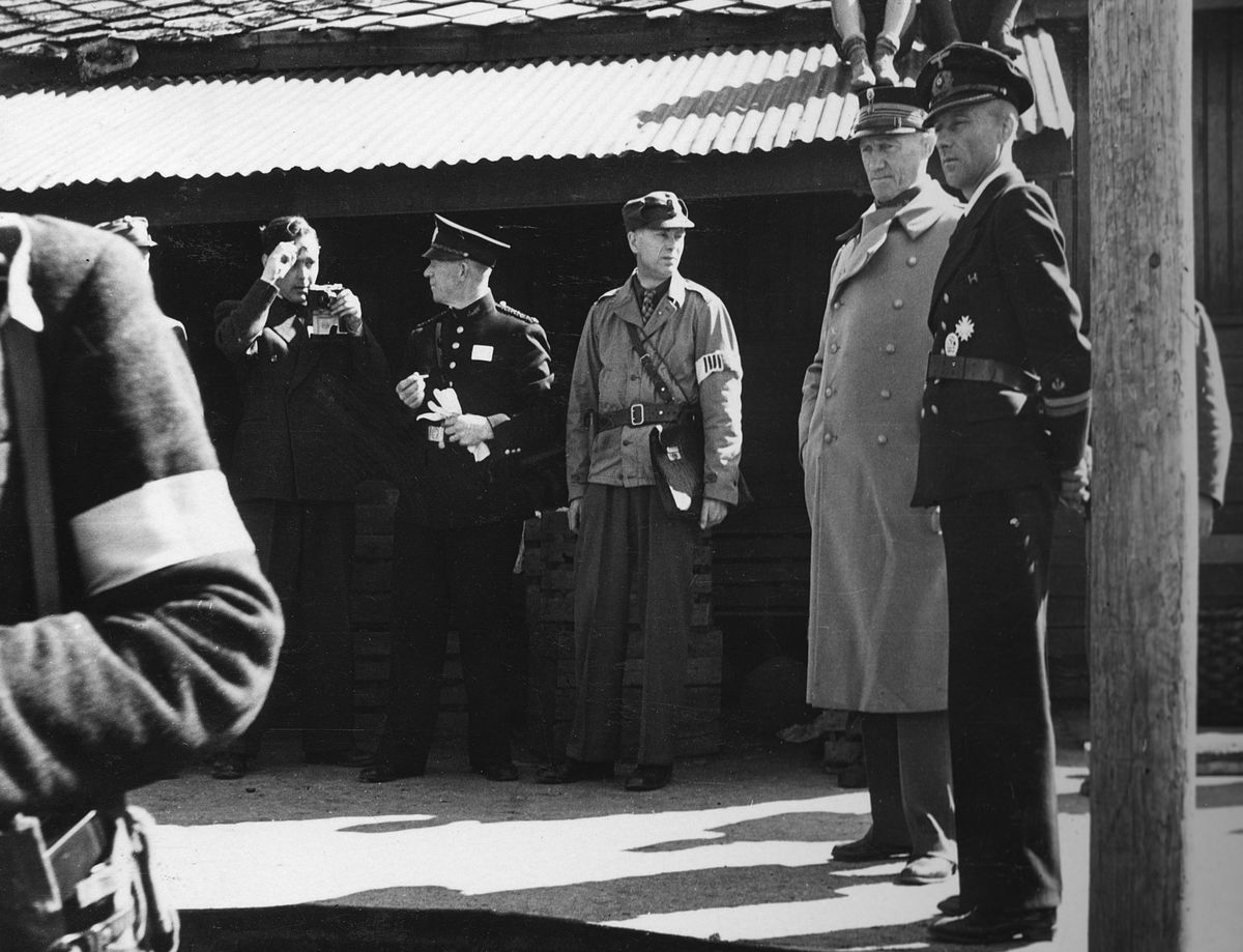 Samling med personer fra politi, forsvar og andre sammen med de norske hjemmestyrkene som overtar Oscarsborg festning den 12.5.1945.