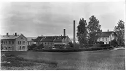 Kapp Melkefabrikk i Østre Toten.
Se også boka Toten gjennom 100 år side 21.