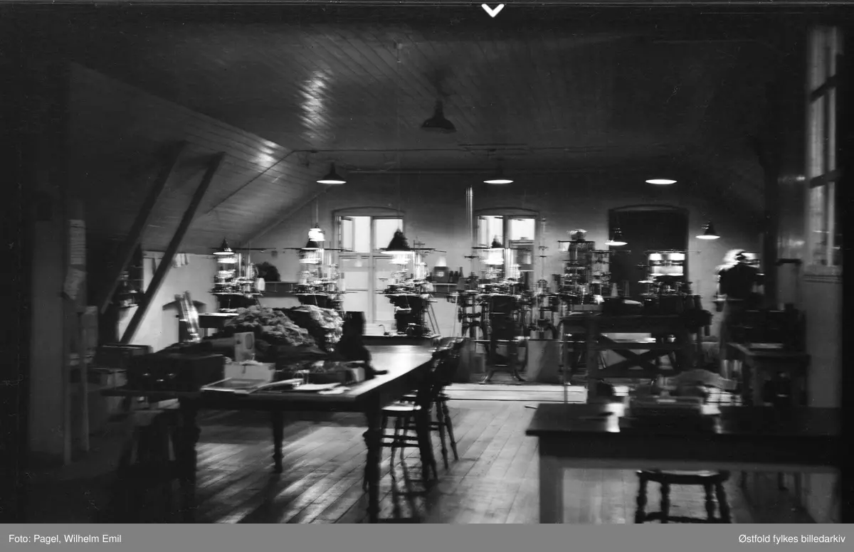 Interiør fra Tune Trikotasjefabrikk A/S. Fabrikken ble etablert 1936 i tidligere Tune veveris lokaler, av disponent Wilhelm E. Pagel. Ble nedlagt 1968. Bygningen ble seinere brukt som restaurant (Klokkergården i 1992).