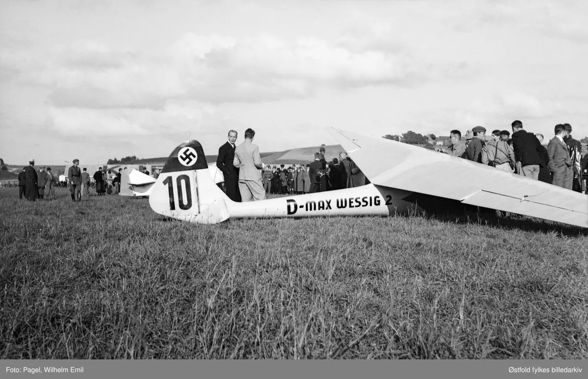 Flystevne for seilfly på Kjeller i 1936. 
Seilfly i forgrunnen merkt med hakekors og 10 D-MAX WESSIG 2.