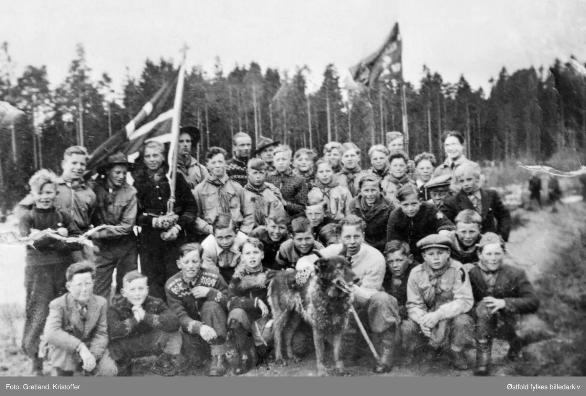 Greåker speidertropp av KFUM på tur, antakelig til Hattefjellet, Rolvsøy 1938. Dette var den første speidertroppen i Tune.

Se eget navnekart (bilder).
1. Roar ?, Rolvsøy
3. Pål Høst
4. Oddvar Holm
5. John Johansen, troppsleder
7. Øyvind Ulsten
9. Paul Lorentzen
11. Knut ?
16. Gunnar Olavesen
20. Øyvind Rolvsen
21. Bjørn ?
  . Roy Hagen
24. Karlnes
25. John Råkil
27. Paul Ottersen
28. Erik Engsmyr
29. Dennis Andersen
31. Thor Simonsen, ulveleder
32. Gudmund Olsen
35. Thorleif Gretland