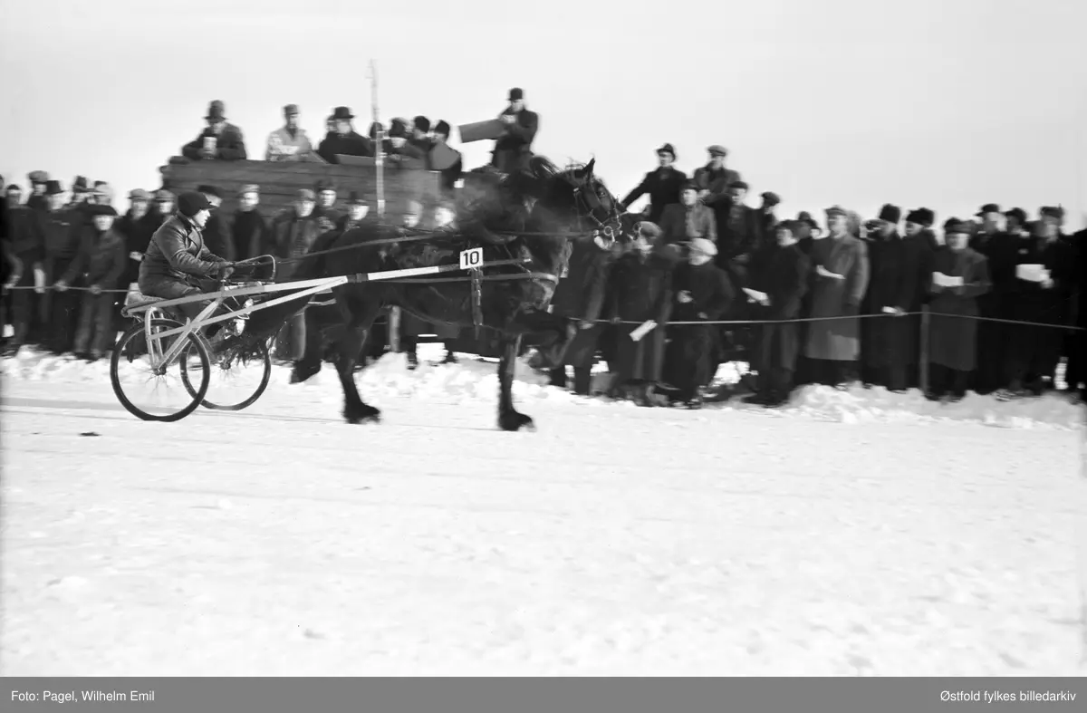 Travkjøring på Tunevannet 1940-45 under krigen, islagt vann.