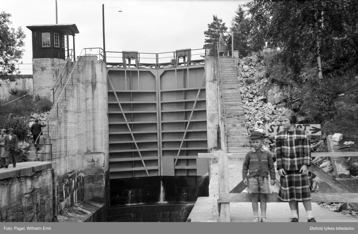 Brekke sluser i Haldenvassdraget, et slusenalegg i Haldenkanalen, Nord-Eurpoas høyeste sammenhengende slusetrapp, 
Til høyre står barna til fotografen; Ernst Olav Pagel og Siribeth Pagel.