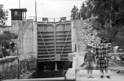 Brekke sluser i Haldenvassdraget, et slusenalegg i Haldenkanalen, Nord-Eurpoas høyeste sammenhengende slusetrapp, 
Til høyre står barna til fotografen; Ernst Olav Pagel og Siribeth Pagel.