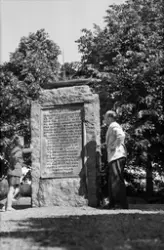 Minnesmerke, Kongshaugen (Gokstadhaugen) og Olav Geirstad-Alv, Sandar (nå Sandefjord) i Vestfold. 
Antakelig er det Ernst Olav og Wilhelm Pagel som står ved siden  av,  sønn og far.