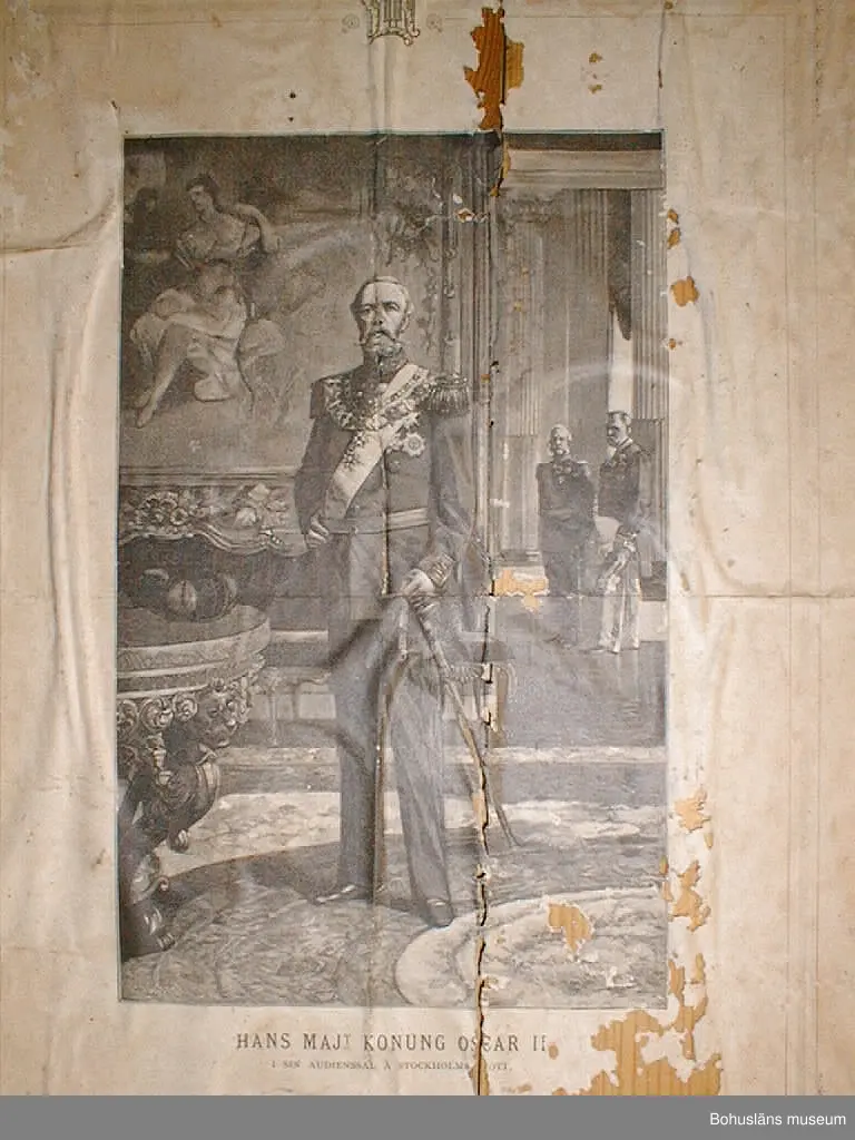 Väggen består av tio brädor, säkrade vid nedtagningen på baksidan med två tvärgående samt en diagonal planka. Vid gåvotillfället delades väggen i två för att kunna bäras ner för den smala vindstrappan.
Rader med äldre nubb samt papprester sitter jämnt fördelade över framsidan. Kan vara rester av ett sekundärt väggfält som placerats över det befintliga för 50-100 år sedan.
Tjugotvå minnestavlor är klistrade längs vänstra och högra kanten samt som en korsliknande form på mitten. Däremellan är sex tidningssidor från "Morgonbladet" (landsortsupplagan) år 1890 samt tio fragment från tidningar uppsatta. Det finns också två tryckta blad med "varningsord" från år 1888 samt fyra blad från "Arbetarens Vän", 1880-talet. Tre kartor från ca 1884 över Canadian Pacific Railway, Manitoba och Nordvesten sitter överst i mitten.
De flesta minnestavlorna är tillägnade Se(ä)lma Kin(d)gren på födelsedagen den 9 april åren 1868-1871. Två är tillägnade Carl på hans namnsdagar 28 januari åren 1868 och 1869.
Pappret har gulnat med tiden. Ett flertal rejäla skadedjursangrepp på framförallt minnestavlorna. 

Väggens baksida har fyra blad av "Morgonbladet"s första sida från år 1890 samt två fragment. På två av första sidorna står "AG. Sellberg, Lycke" skrivet med blyerts.
Se bilaga i Bilagepärmen.