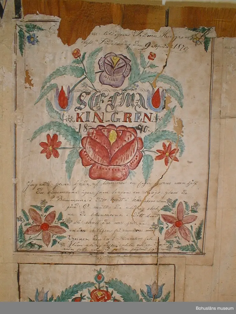 Väggen består av tio brädor, säkrade vid nedtagningen på baksidan med två tvärgående samt en diagonal planka. Vid gåvotillfället delades väggen i två för att kunna bäras ner för den smala vindstrappan.
Rader med äldre nubb samt papprester sitter jämnt fördelade över framsidan. Kan vara rester av ett sekundärt väggfält som placerats över det befintliga för 50-100 år sedan.
Tjugotvå minnestavlor är klistrade längs vänstra och högra kanten samt som en korsliknande form på mitten. Däremellan är sex tidningssidor från "Morgonbladet" (landsortsupplagan) år 1890 samt tio fragment från tidningar uppsatta. Det finns också två tryckta blad med "varningsord" från år 1888 samt fyra blad från "Arbetarens Vän", 1880-talet. Tre kartor från ca 1884 över Canadian Pacific Railway, Manitoba och Nordvesten sitter överst i mitten.
De flesta minnestavlorna är tillägnade Se(ä)lma Kin(d)gren på födelsedagen den 9 april åren 1868-1871. Två är tillägnade Carl på hans namnsdagar 28 januari åren 1868 och 1869.
Pappret har gulnat med tiden. Ett flertal rejäla skadedjursangrepp på framförallt minnestavlorna. 

Väggens baksida har fyra blad av "Morgonbladet"s första sida från år 1890 samt två fragment. På två av första sidorna står "AG. Sellberg, Lycke" skrivet med blyerts.
Se bilaga i Bilagepärmen.