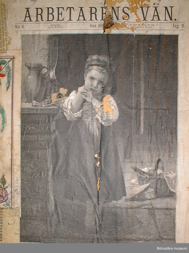 Väggen består av tio brädor, säkrade vid nedtagningen på baksidan med två tvärgående samt en diagonal planka. Vid gåvotillfället delades väggen i två för att kunna bäras ner för den smala vindstrappan.
Rader med äldre nubb samt papprester sitter jämnt fördelade över framsidan. Kan vara rester av ett sekundärt väggfält som placerats över det befintliga för 50-100 år sedan.
Tjugotvå minnestavlor är klistrade längs vänstra och högra kanten samt som en korsliknande form på mitten. Däremellan är sex tidningssidor från "Morgonbladet" (landsortsupplagan) år 1890 samt tio fragment från tidningar uppsatta. Det finns också två tryckta blad med "varningsord" från år 1888 samt fyra blad från "Arbetarens Vän", 1880-talet. Tre kartor från ca 1884 över Canadian Pacific Railway, Manitoba och Nordvesten sitter överst i mitten.
De flesta minnestavlorna är tillägnade Se(ä)lma Kin(d)gren på födelsedagen den 9 april åren 1868-1871. Två är tillägnade Carl på hans namnsdagar 28 januari åren 1868 och 1869.
Pappret har gulnat med tiden. Ett flertal rejäla skadedjursangrepp på framförallt minnestavlorna. 

Väggens baksida har fyra blad av "Morgonbladet"s första sida från år 1890 samt två fragment. På två av första sidorna står "AG. Sellberg, Lycke" skrivet med blyerts.
Se bilaga i Bilagepärmen.