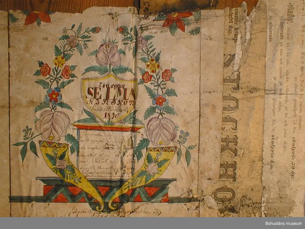 Väggen består av tio brädor, säkrade vid nedtagningen på baksidan med två tvärgående samt en diagonal planka. Vid gåvotillfället delades väggen i två för att kunna bäras ner för den smala vindstrappan.
Rader med äldre nubb samt papprester sitter jämnt fördelade över framsidan. Kan vara rester av ett sekundärt väggfält som placerats över det befintliga för 50-100 år sedan.
Tjugotvå minnestavlor är klistrade längs vänstra och högra kanten samt som en korsliknande form på mitten. Däremellan är sex tidningssidor från "Morgonbladet" (landsortsupplagan) år 1890 samt tio fragment från tidningar uppsatta. Det finns också två tryckta blad med "varningsord" från år 1888 samt fyra blad från "Arbetarens Vän", 1880-talet. Tre kartor från ca 1884 över Canadian Pacific Railway, Manitoba och Nordvesten sitter överst i mitten.
De flesta minnestavlorna är tillägnade Se(ä)lma Kin(d)gren på födelsedagen den 9 april åren 1868-1871. Två är tillägnade Carl på hans namnsdagar 28 januari åren 1868 och 1869.
Pappret har gulnat med tiden. Ett flertal rejäla skadedjursangrepp på framförallt minnestavlorna. 

Väggens baksida har fyra blad av "Morgonbladet"s första sida från år 1890 samt två fragment. På två av första sidorna står "AG. Sellberg, Lycke" skrivet med blyerts.
Se bilaga i Bilagepärmen.