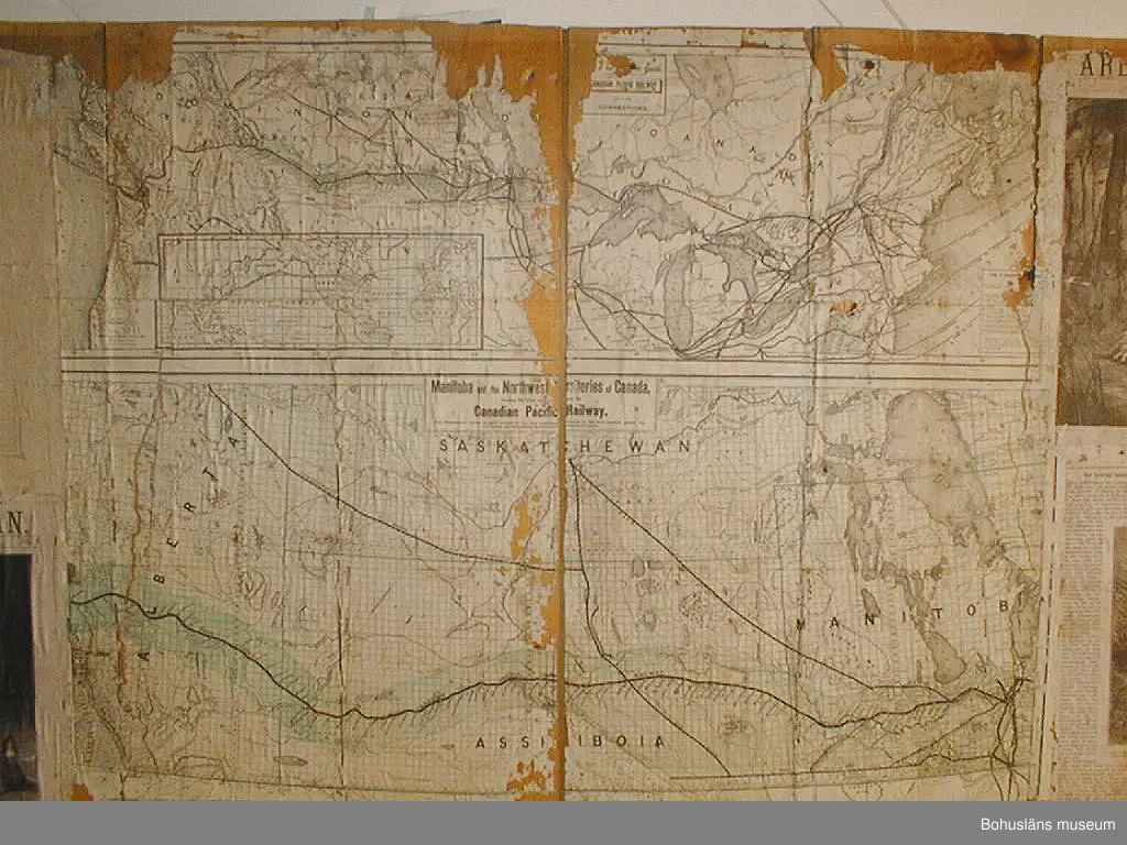 Väggen består av tio brädor, säkrade vid nedtagningen på baksidan med två tvärgående samt en diagonal planka. Vid gåvotillfället delades väggen i två för att kunna bäras ner för den smala vindstrappan.
Rader med äldre nubb samt papprester sitter jämnt fördelade över framsidan. Kan vara rester av ett sekundärt väggfält som placerats över det befintliga för 50-100 år sedan.
Tjugotvå minnestavlor är klistrade längs vänstra och högra kanten samt som en korsliknande form på mitten. Däremellan är sex tidningssidor från "Morgonbladet" (landsortsupplagan) år 1890 samt tio fragment från tidningar uppsatta. Det finns också två tryckta blad med "varningsord" från år 1888 samt fyra blad från "Arbetarens Vän", 1880-talet. Tre kartor från ca 1884 över Canadian Pacific Railway, Manitoba och Nordvesten sitter överst i mitten.
De flesta minnestavlorna är tillägnade Se(ä)lma Kin(d)gren på födelsedagen den 9 april åren 1868-1871. Två är tillägnade Carl på hans namnsdagar 28 januari åren 1868 och 1869.
Pappret har gulnat med tiden. Ett flertal rejäla skadedjursangrepp på framförallt minnestavlorna. 

Väggens baksida har fyra blad av "Morgonbladet"s första sida från år 1890 samt två fragment. På två av första sidorna står "AG. Sellberg, Lycke" skrivet med blyerts.
Se bilaga i Bilagepärmen.