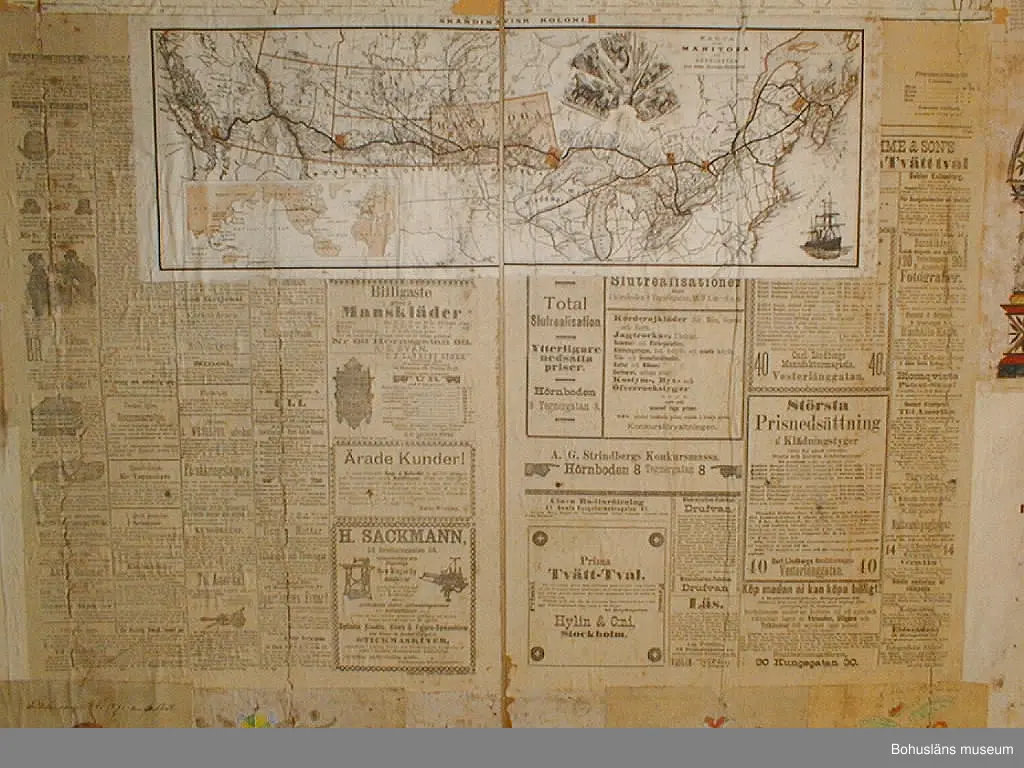 Väggen består av tio brädor, säkrade vid nedtagningen på baksidan med två tvärgående samt en diagonal planka. Vid gåvotillfället delades väggen i två för att kunna bäras ner för den smala vindstrappan.
Rader med äldre nubb samt papprester sitter jämnt fördelade över framsidan. Kan vara rester av ett sekundärt väggfält som placerats över det befintliga för 50-100 år sedan.
Tjugotvå minnestavlor är klistrade längs vänstra och högra kanten samt som en korsliknande form på mitten. Däremellan är sex tidningssidor från "Morgonbladet" (landsortsupplagan) år 1890 samt tio fragment från tidningar uppsatta. Det finns också två tryckta blad med "varningsord" från år 1888 samt fyra blad från "Arbetarens Vän", 1880-talet. Tre kartor från ca 1884 över Canadian Pacific Railway, Manitoba och Nordvesten sitter överst i mitten.
De flesta minnestavlorna är tillägnade Se(ä)lma Kin(d)gren på födelsedagen den 9 april åren 1868-1871. Två är tillägnade Carl på hans namnsdagar 28 januari åren 1868 och 1869.
Pappret har gulnat med tiden. Ett flertal rejäla skadedjursangrepp på framförallt minnestavlorna. 

Väggens baksida har fyra blad av "Morgonbladet"s första sida från år 1890 samt två fragment. På två av första sidorna står "AG. Sellberg, Lycke" skrivet med blyerts.
Se bilaga i Bilagepärmen.