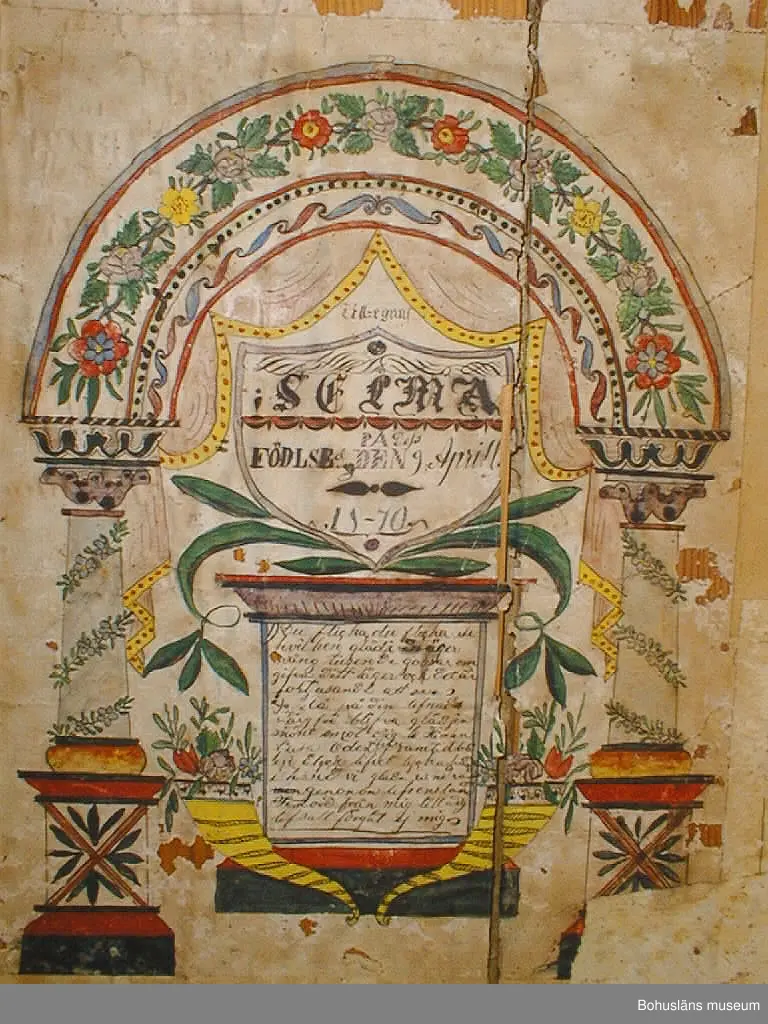 Väggen består av tio brädor, säkrade vid nedtagningen på baksidan med två tvärgående samt en diagonal planka. Vid gåvotillfället delades väggen i två för att kunna bäras ner för den smala vindstrappan.
Rader med äldre nubb samt papprester sitter jämnt fördelade över framsidan. Kan vara rester av ett sekundärt väggfält som placerats över det befintliga för 50-100 år sedan.
Tjugotvå minnestavlor är klistrade längs vänstra och högra kanten samt som en korsliknande form på mitten. Däremellan är sex tidningssidor från "Morgonbladet" (landsortsupplagan) år 1890 samt tio fragment från tidningar uppsatta. Det finns också två tryckta blad med "varningsord" från år 1888 samt fyra blad från "Arbetarens Vän", 1880-talet. Tre kartor från ca 1884 över Canadian Pacific Railway, Manitoba och Nordvesten sitter överst i mitten.
De flesta minnestavlorna är tillägnade Se(ä)lma Kin(d)gren på födelsedagen den 9 april åren 1868-1871. Två är tillägnade Carl på hans namnsdagar 28 januari åren 1868 och 1869.
Pappret har gulnat med tiden. Ett flertal rejäla skadedjursangrepp på framförallt minnestavlorna. 

Väggens baksida har fyra blad av "Morgonbladet"s första sida från år 1890 samt två fragment. På två av första sidorna står "AG. Sellberg, Lycke" skrivet med blyerts.
Se bilaga i Bilagepärmen.