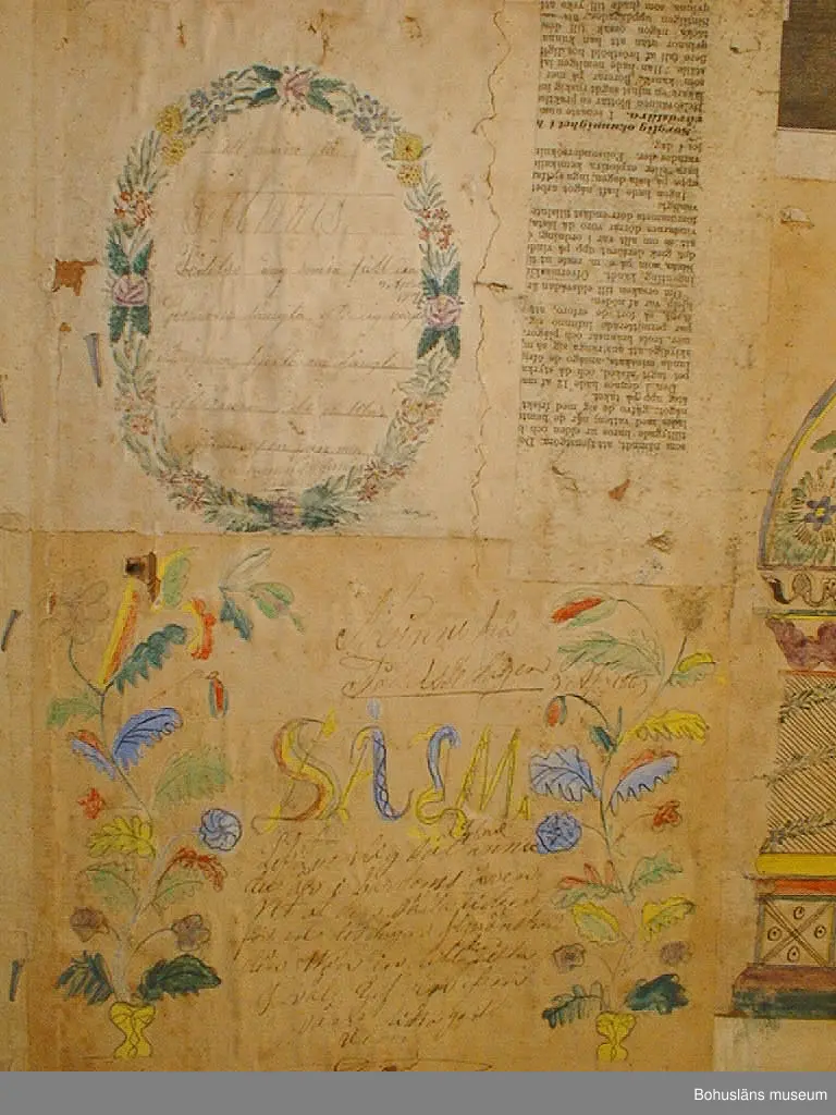 Väggen består av tio brädor, säkrade vid nedtagningen på baksidan med två tvärgående samt en diagonal planka. Vid gåvotillfället delades väggen i två för att kunna bäras ner för den smala vindstrappan.
Rader med äldre nubb samt papprester sitter jämnt fördelade över framsidan. Kan vara rester av ett sekundärt väggfält som placerats över det befintliga för 50-100 år sedan.
Tjugotvå minnestavlor är klistrade längs vänstra och högra kanten samt som en korsliknande form på mitten. Däremellan är sex tidningssidor från "Morgonbladet" (landsortsupplagan) år 1890 samt tio fragment från tidningar uppsatta. Det finns också två tryckta blad med "varningsord" från år 1888 samt fyra blad från "Arbetarens Vän", 1880-talet. Tre kartor från ca 1884 över Canadian Pacific Railway, Manitoba och Nordvesten sitter överst i mitten.
De flesta minnestavlorna är tillägnade Se(ä)lma Kin(d)gren på födelsedagen den 9 april åren 1868-1871. Två är tillägnade Carl på hans namnsdagar 28 januari åren 1868 och 1869.
Pappret har gulnat med tiden. Ett flertal rejäla skadedjursangrepp på framförallt minnestavlorna. 

Väggens baksida har fyra blad av "Morgonbladet"s första sida från år 1890 samt två fragment. På två av första sidorna står "AG. Sellberg, Lycke" skrivet med blyerts.
Se bilaga i Bilagepärmen.