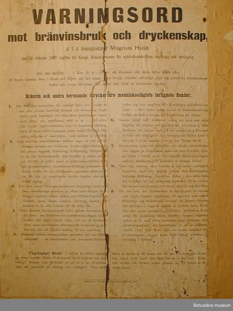 Väggen består av tio brädor, säkrade vid nedtagningen på baksidan med två tvärgående samt en diagonal planka. Vid gåvotillfället delades väggen i två för att kunna bäras ner för den smala vindstrappan.
Rader med äldre nubb samt papprester sitter jämnt fördelade över framsidan. Kan vara rester av ett sekundärt väggfält som placerats över det befintliga för 50-100 år sedan.
Tjugotvå minnestavlor är klistrade längs vänstra och högra kanten samt som en korsliknande form på mitten. Däremellan är sex tidningssidor från "Morgonbladet" (landsortsupplagan) år 1890 samt tio fragment från tidningar uppsatta. Det finns också två tryckta blad med "varningsord" från år 1888 samt fyra blad från "Arbetarens Vän", 1880-talet. Tre kartor från ca 1884 över Canadian Pacific Railway, Manitoba och Nordvesten sitter överst i mitten.
De flesta minnestavlorna är tillägnade Se(ä)lma Kin(d)gren på födelsedagen den 9 april åren 1868-1871. Två är tillägnade Carl på hans namnsdagar 28 januari åren 1868 och 1869.
Pappret har gulnat med tiden. Ett flertal rejäla skadedjursangrepp på framförallt minnestavlorna. 

Väggens baksida har fyra blad av "Morgonbladet"s första sida från år 1890 samt två fragment. På två av första sidorna står "AG. Sellberg, Lycke" skrivet med blyerts.
Se bilaga i Bilagepärmen.