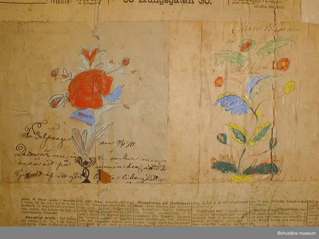 Väggen består av tio brädor, säkrade vid nedtagningen på baksidan med två tvärgående samt en diagonal planka. Vid gåvotillfället delades väggen i två för att kunna bäras ner för den smala vindstrappan.
Rader med äldre nubb samt papprester sitter jämnt fördelade över framsidan. Kan vara rester av ett sekundärt väggfält som placerats över det befintliga för 50-100 år sedan.
Tjugotvå minnestavlor är klistrade längs vänstra och högra kanten samt som en korsliknande form på mitten. Däremellan är sex tidningssidor från "Morgonbladet" (landsortsupplagan) år 1890 samt tio fragment från tidningar uppsatta. Det finns också två tryckta blad med "varningsord" från år 1888 samt fyra blad från "Arbetarens Vän", 1880-talet. Tre kartor från ca 1884 över Canadian Pacific Railway, Manitoba och Nordvesten sitter överst i mitten.
De flesta minnestavlorna är tillägnade Se(ä)lma Kin(d)gren på födelsedagen den 9 april åren 1868-1871. Två är tillägnade Carl på hans namnsdagar 28 januari åren 1868 och 1869.
Pappret har gulnat med tiden. Ett flertal rejäla skadedjursangrepp på framförallt minnestavlorna. 

Väggens baksida har fyra blad av "Morgonbladet"s första sida från år 1890 samt två fragment. På två av första sidorna står "AG. Sellberg, Lycke" skrivet med blyerts.
Se bilaga i Bilagepärmen.