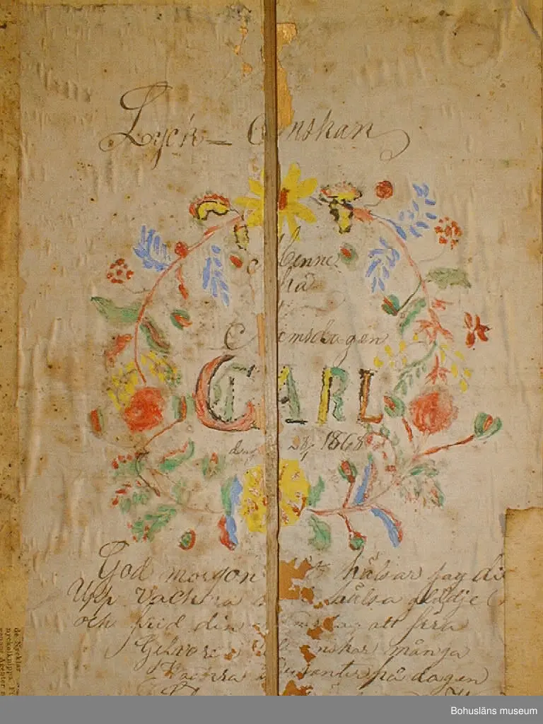 Väggen består av tio brädor, säkrade vid nedtagningen på baksidan med två tvärgående samt en diagonal planka. Vid gåvotillfället delades väggen i två för att kunna bäras ner för den smala vindstrappan.
Rader med äldre nubb samt papprester sitter jämnt fördelade över framsidan. Kan vara rester av ett sekundärt väggfält som placerats över det befintliga för 50-100 år sedan.
Tjugotvå minnestavlor är klistrade längs vänstra och högra kanten samt som en korsliknande form på mitten. Däremellan är sex tidningssidor från "Morgonbladet" (landsortsupplagan) år 1890 samt tio fragment från tidningar uppsatta. Det finns också två tryckta blad med "varningsord" från år 1888 samt fyra blad från "Arbetarens Vän", 1880-talet. Tre kartor från ca 1884 över Canadian Pacific Railway, Manitoba och Nordvesten sitter överst i mitten.
De flesta minnestavlorna är tillägnade Se(ä)lma Kin(d)gren på födelsedagen den 9 april åren 1868-1871. Två är tillägnade Carl på hans namnsdagar 28 januari åren 1868 och 1869.
Pappret har gulnat med tiden. Ett flertal rejäla skadedjursangrepp på framförallt minnestavlorna. 

Väggens baksida har fyra blad av "Morgonbladet"s första sida från år 1890 samt två fragment. På två av första sidorna står "AG. Sellberg, Lycke" skrivet med blyerts.
Se bilaga i Bilagepärmen.