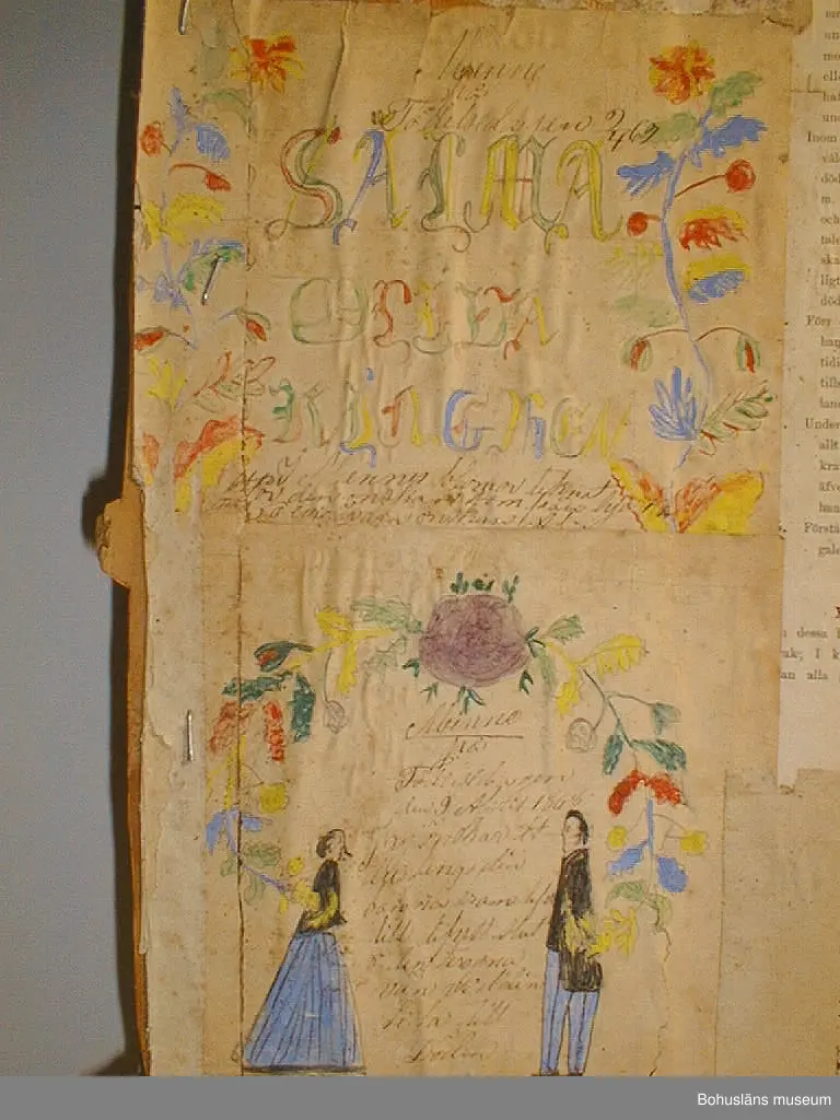 Väggen består av tio brädor, säkrade vid nedtagningen på baksidan med två tvärgående samt en diagonal planka. Vid gåvotillfället delades väggen i två för att kunna bäras ner för den smala vindstrappan.
Rader med äldre nubb samt papprester sitter jämnt fördelade över framsidan. Kan vara rester av ett sekundärt väggfält som placerats över det befintliga för 50-100 år sedan.
Tjugotvå minnestavlor är klistrade längs vänstra och högra kanten samt som en korsliknande form på mitten. Däremellan är sex tidningssidor från "Morgonbladet" (landsortsupplagan) år 1890 samt tio fragment från tidningar uppsatta. Det finns också två tryckta blad med "varningsord" från år 1888 samt fyra blad från "Arbetarens Vän", 1880-talet. Tre kartor från ca 1884 över Canadian Pacific Railway, Manitoba och Nordvesten sitter överst i mitten.
De flesta minnestavlorna är tillägnade Se(ä)lma Kin(d)gren på födelsedagen den 9 april åren 1868-1871. Två är tillägnade Carl på hans namnsdagar 28 januari åren 1868 och 1869.
Pappret har gulnat med tiden. Ett flertal rejäla skadedjursangrepp på framförallt minnestavlorna. 

Väggens baksida har fyra blad av "Morgonbladet"s första sida från år 1890 samt två fragment. På två av första sidorna står "AG. Sellberg, Lycke" skrivet med blyerts.
Se bilaga i Bilagepärmen.