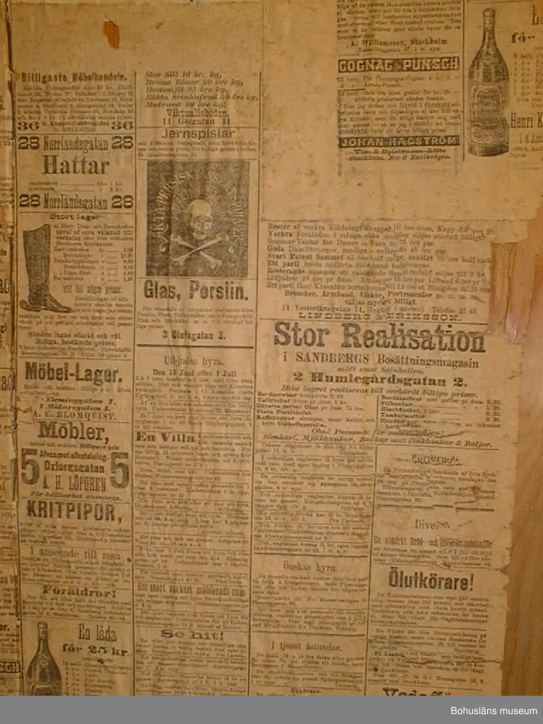 Väggen består av tio brädor, säkrade vid nedtagningen på baksidan med två tvärgående samt en diagonal planka. Vid gåvotillfället delades väggen i två för att kunna bäras ner för den smala vindstrappan.
Rader med äldre nubb samt papprester sitter jämnt fördelade över framsidan. Kan vara rester av ett sekundärt väggfält som placerats över det befintliga för 50-100 år sedan.
Tjugotvå minnestavlor är klistrade längs vänstra och högra kanten samt som en korsliknande form på mitten. Däremellan är sex tidningssidor från "Morgonbladet" (landsortsupplagan) år 1890 samt tio fragment från tidningar uppsatta. Det finns också två tryckta blad med "varningsord" från år 1888 samt fyra blad från "Arbetarens Vän", 1880-talet. Tre kartor från ca 1884 över Canadian Pacific Railway, Manitoba och Nordvesten sitter överst i mitten.
De flesta minnestavlorna är tillägnade Se(ä)lma Kin(d)gren på födelsedagen den 9 april åren 1868-1871. Två är tillägnade Carl på hans namnsdagar 28 januari åren 1868 och 1869.
Pappret har gulnat med tiden. Ett flertal rejäla skadedjursangrepp på framförallt minnestavlorna. 

Väggens baksida har fyra blad av "Morgonbladet"s första sida från år 1890 samt två fragment. På två av första sidorna står "AG. Sellberg, Lycke" skrivet med blyerts.
Se bilaga i Bilagepärmen.