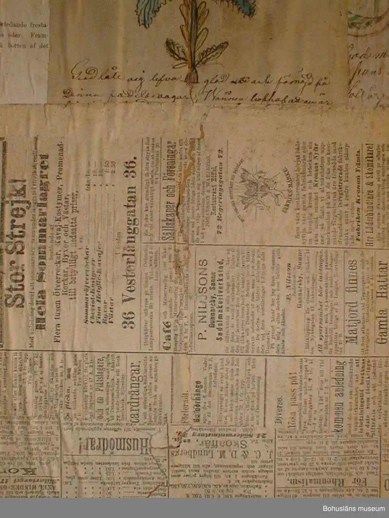 Väggen består av tio brädor, säkrade vid nedtagningen på baksidan med två tvärgående samt en diagonal planka. Vid gåvotillfället delades väggen i två för att kunna bäras ner för den smala vindstrappan.
Rader med äldre nubb samt papprester sitter jämnt fördelade över framsidan. Kan vara rester av ett sekundärt väggfält som placerats över det befintliga för 50-100 år sedan.
Tjugotvå minnestavlor är klistrade längs vänstra och högra kanten samt som en korsliknande form på mitten. Däremellan är sex tidningssidor från "Morgonbladet" (landsortsupplagan) år 1890 samt tio fragment från tidningar uppsatta. Det finns också två tryckta blad med "varningsord" från år 1888 samt fyra blad från "Arbetarens Vän", 1880-talet. Tre kartor från ca 1884 över Canadian Pacific Railway, Manitoba och Nordvesten sitter överst i mitten.
De flesta minnestavlorna är tillägnade Se(ä)lma Kin(d)gren på födelsedagen den 9 april åren 1868-1871. Två är tillägnade Carl på hans namnsdagar 28 januari åren 1868 och 1869.
Pappret har gulnat med tiden. Ett flertal rejäla skadedjursangrepp på framförallt minnestavlorna. 

Väggens baksida har fyra blad av "Morgonbladet"s första sida från år 1890 samt två fragment. På två av första sidorna står "AG. Sellberg, Lycke" skrivet med blyerts.
Se bilaga i Bilagepärmen.