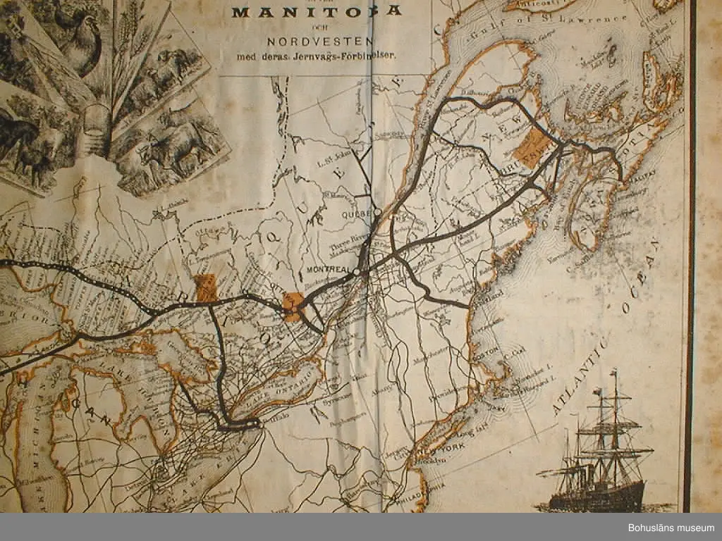 Väggen består av tio brädor, säkrade vid nedtagningen på baksidan med två tvärgående samt en diagonal planka. Vid gåvotillfället delades väggen i två för att kunna bäras ner för den smala vindstrappan.
Rader med äldre nubb samt papprester sitter jämnt fördelade över framsidan. Kan vara rester av ett sekundärt väggfält som placerats över det befintliga för 50-100 år sedan.
Tjugotvå minnestavlor är klistrade längs vänstra och högra kanten samt som en korsliknande form på mitten. Däremellan är sex tidningssidor från "Morgonbladet" (landsortsupplagan) år 1890 samt tio fragment från tidningar uppsatta. Det finns också två tryckta blad med "varningsord" från år 1888 samt fyra blad från "Arbetarens Vän", 1880-talet. Tre kartor från ca 1884 över Canadian Pacific Railway, Manitoba och Nordvesten sitter överst i mitten.
De flesta minnestavlorna är tillägnade Se(ä)lma Kin(d)gren på födelsedagen den 9 april åren 1868-1871. Två är tillägnade Carl på hans namnsdagar 28 januari åren 1868 och 1869.
Pappret har gulnat med tiden. Ett flertal rejäla skadedjursangrepp på framförallt minnestavlorna. 

Väggens baksida har fyra blad av "Morgonbladet"s första sida från år 1890 samt två fragment. På två av första sidorna står "AG. Sellberg, Lycke" skrivet med blyerts.
Se bilaga i Bilagepärmen.