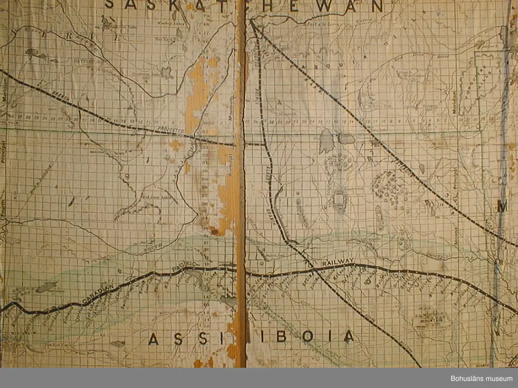 Väggen består av tio brädor, säkrade vid nedtagningen på baksidan med två tvärgående samt en diagonal planka. Vid gåvotillfället delades väggen i två för att kunna bäras ner för den smala vindstrappan.
Rader med äldre nubb samt papprester sitter jämnt fördelade över framsidan. Kan vara rester av ett sekundärt väggfält som placerats över det befintliga för 50-100 år sedan.
Tjugotvå minnestavlor är klistrade längs vänstra och högra kanten samt som en korsliknande form på mitten. Däremellan är sex tidningssidor från "Morgonbladet" (landsortsupplagan) år 1890 samt tio fragment från tidningar uppsatta. Det finns också två tryckta blad med "varningsord" från år 1888 samt fyra blad från "Arbetarens Vän", 1880-talet. Tre kartor från ca 1884 över Canadian Pacific Railway, Manitoba och Nordvesten sitter överst i mitten.
De flesta minnestavlorna är tillägnade Se(ä)lma Kin(d)gren på födelsedagen den 9 april åren 1868-1871. Två är tillägnade Carl på hans namnsdagar 28 januari åren 1868 och 1869.
Pappret har gulnat med tiden. Ett flertal rejäla skadedjursangrepp på framförallt minnestavlorna. 

Väggens baksida har fyra blad av "Morgonbladet"s första sida från år 1890 samt två fragment. På två av första sidorna står "AG. Sellberg, Lycke" skrivet med blyerts.
Se bilaga i Bilagepärmen.