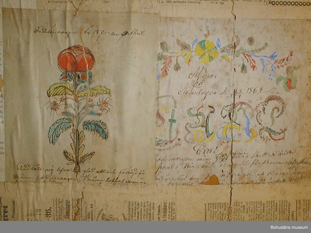 Väggen består av tio brädor, säkrade vid nedtagningen på baksidan med två tvärgående samt en diagonal planka. Vid gåvotillfället delades väggen i två för att kunna bäras ner för den smala vindstrappan.
Rader med äldre nubb samt papprester sitter jämnt fördelade över framsidan. Kan vara rester av ett sekundärt väggfält som placerats över det befintliga för 50-100 år sedan.
Tjugotvå minnestavlor är klistrade längs vänstra och högra kanten samt som en korsliknande form på mitten. Däremellan är sex tidningssidor från "Morgonbladet" (landsortsupplagan) år 1890 samt tio fragment från tidningar uppsatta. Det finns också två tryckta blad med "varningsord" från år 1888 samt fyra blad från "Arbetarens Vän", 1880-talet. Tre kartor från ca 1884 över Canadian Pacific Railway, Manitoba och Nordvesten sitter överst i mitten.
De flesta minnestavlorna är tillägnade Se(ä)lma Kin(d)gren på födelsedagen den 9 april åren 1868-1871. Två är tillägnade Carl på hans namnsdagar 28 januari åren 1868 och 1869.
Pappret har gulnat med tiden. Ett flertal rejäla skadedjursangrepp på framförallt minnestavlorna. 

Väggens baksida har fyra blad av "Morgonbladet"s första sida från år 1890 samt två fragment. På två av första sidorna står "AG. Sellberg, Lycke" skrivet med blyerts.
Se bilaga i Bilagepärmen.