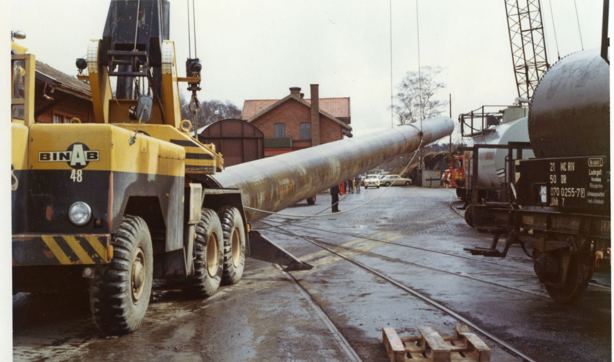 SOAB Uppsättning av skorsten till hetoljeanläggning placerad i Silon. Skorstenen i en av cellerna i Silon. 1975