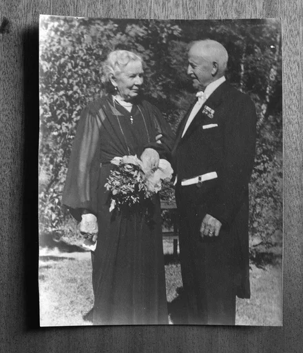 Porträtt på Ottilia och Carl Kusoffsky guldbröllopsdagen år 1946.