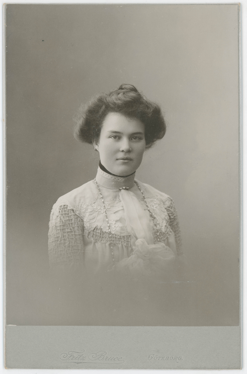 Porträtt på Lily Lindfors omkring år 1902.