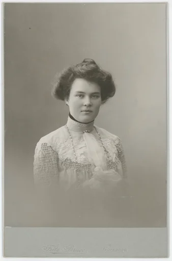 Porträtt på Lily Lindfors omkring år 1902.