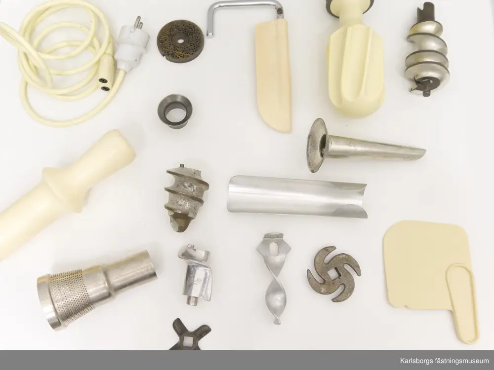 Electrolux assistent, köksmaskin som förmodligen kommer från 1960-talet. Assistentens bas är uppdelad i flera delar: motorstativ med fjädrande arm, ratt, drivuttag för kittel och drivuttag för mixer. Tillbehör: kabel, kittel, rulle, kniv för kittel, skrapa, kvarnhus, kvarnvals, kvarnring, matarskål, matarpropp, kvarnkniv, fin hålskiva, grov hålskiva, rivvals, stänkskydd, matarskruv, korvpipa, passervals, passerventil, passercylinder, passerränna, skyddshatt för drivuttag. Tre tillbehör från settet har blivit borttappade: lockskål, rivcylinder samt passerfjäder. Ihop med köksassistenten kommer en liten bok med innehåll av vilka delar som medföljer maskinen, hur maskinen används och hundra recept. Assistenten är gjord i Sverige.