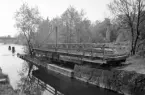 Vid tillkomsten av Kinda kanal blev svängbroar nödvändiga där båtleden skurit av viktiga vägar. Den i Hjulsbro tjänade landtransporter till den nya vägbron i bildens bakgrund stod klar i början av 1950-talet. Långt därefter fanns emellertid den gamla bron kvar i öppet läge men saknade funktion efter att vägbanan på den intilliggande 