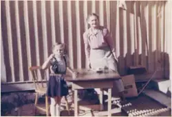 Sikhall. Torborg med sin mormor Nanny Nyström