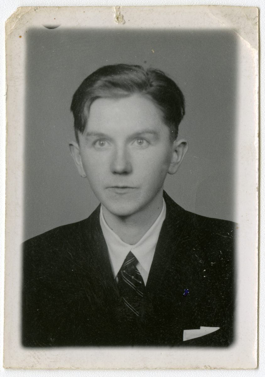 Portrett av Jakob Neset elev på Foldsæ Jordbrukskule 1945 - 1946 i Fyresdal.

Påskrift bak foto:

Juster dette billed på gruppen, da jeg syntes det andre er ser. dårligt

Brev fra Jacob Neset til Jensen Atelier som medfulgte foto:

Jensen Atelier,

Jeg ønsker att bytte billede med dette andre som følger med og få det inn på gruppen istedet. I tilfelle det lar seg gjøre. Gruppen kan sendes på postkrav.

Jakob Neset adr. Olav Lid. 
Nystrand stasjon