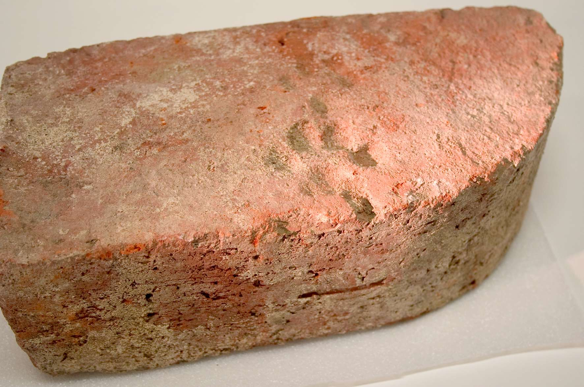 148 st formtegel, rödbrännande lergods, några med tassavtryck.
