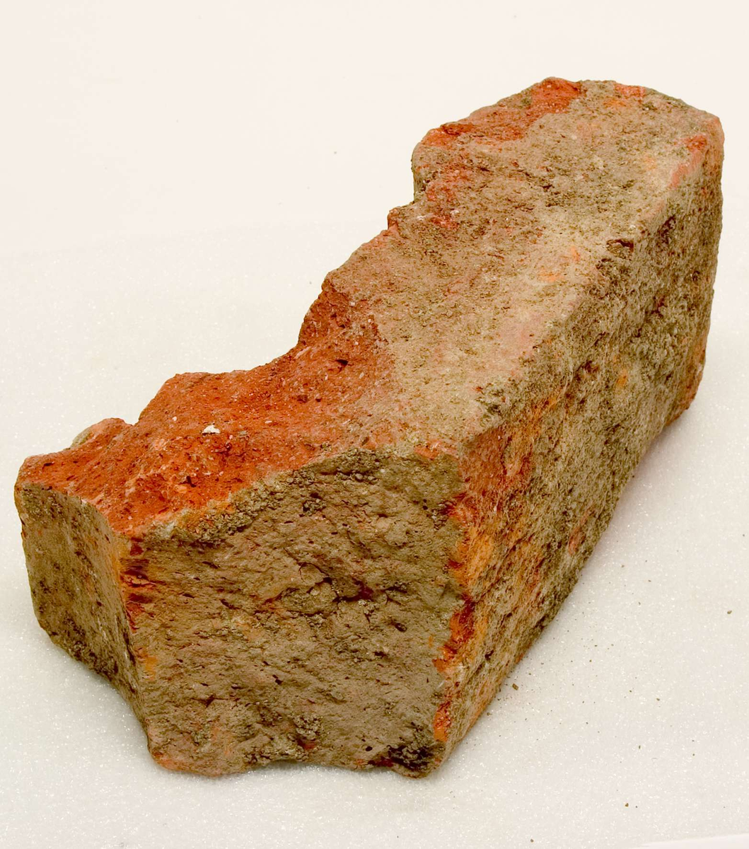 Formtegel, hela tegel och fragment, totalt 9 st.

