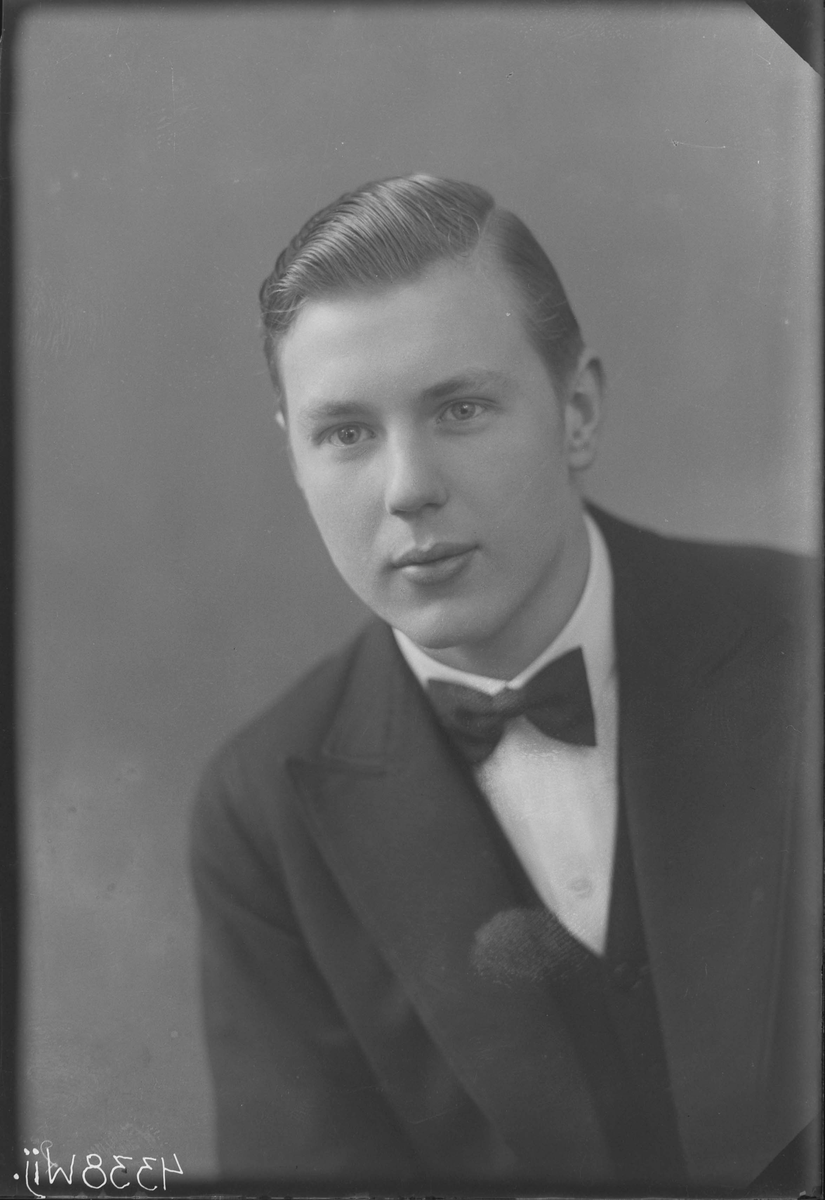 Fotografering beställd av Wirén. Föreställer operasångaren Arne Henry Wirén (1908-1986).
