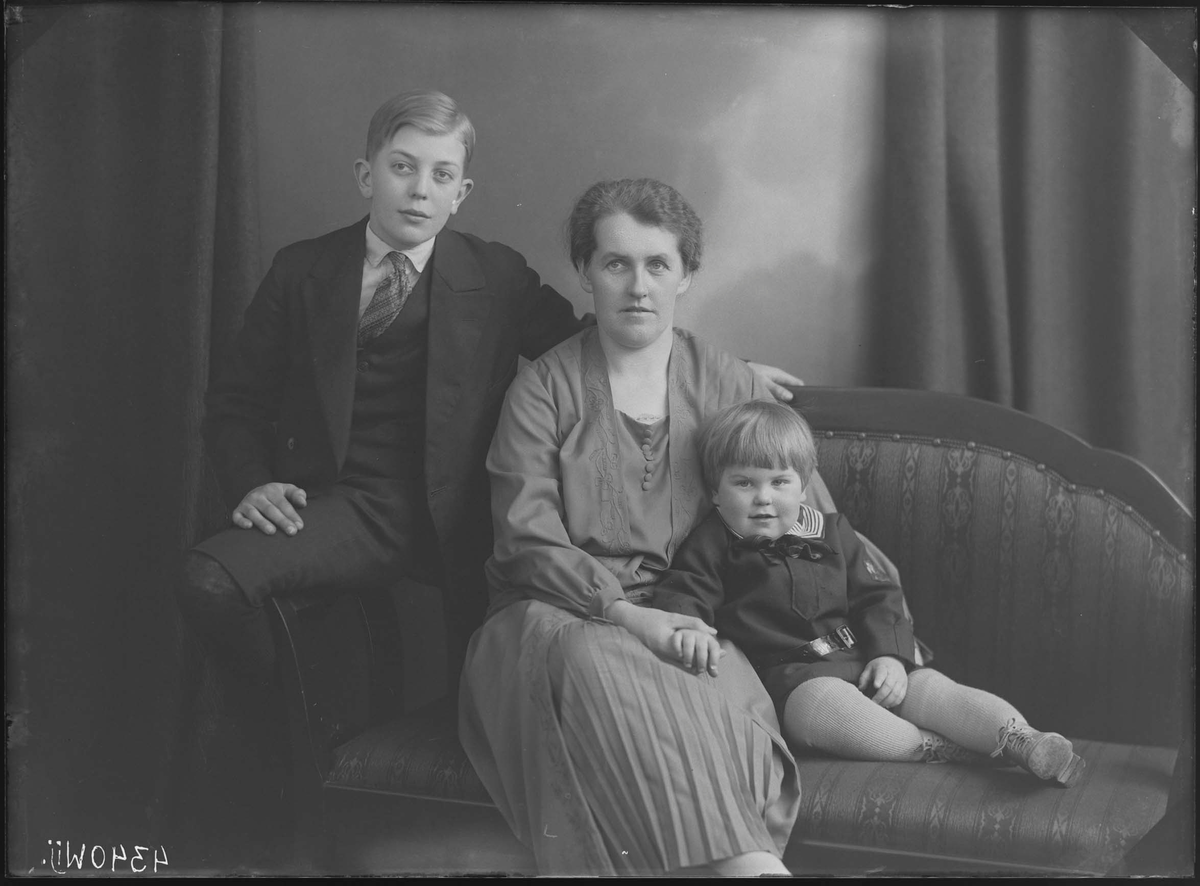 Fotografering beställd av Vagerman. Föreställer sannolikt Agnes Eleonora Smith (1896-1979) med sönerna Lars Håkan Vagerman (1926-1985) och Karl Tage Vagerman (1916-1993).