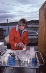 Ukjent kvinne med laboratorieutstyr utendørs