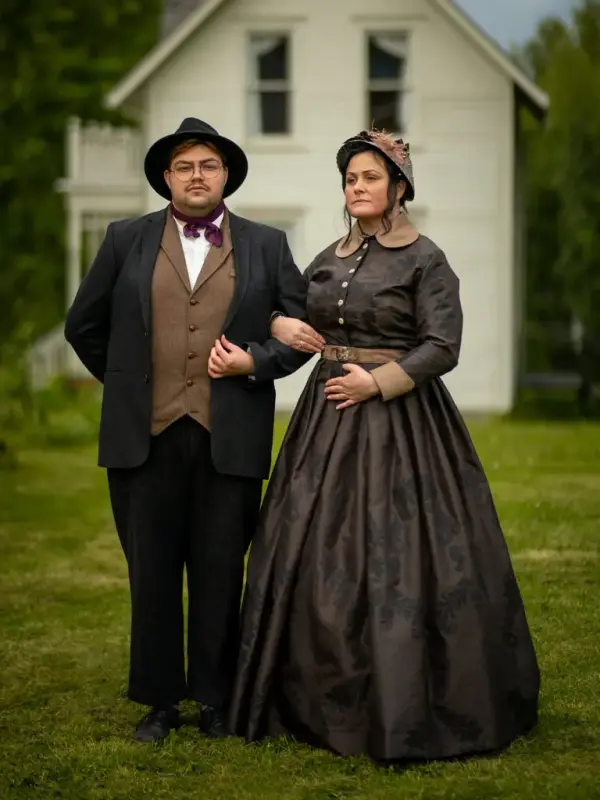 Fotografi av skuespillere som ektepar i kostyme anno 1880