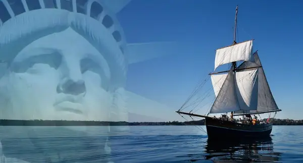 en fotomontasje av hodet på Frihetsstatuen i NY og en åt som seiler i havet, med norsk flagg i båten