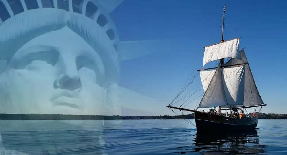 en fotomontasje av hodet på Frihetsstatuen i NY og en åt som seiler i havet, med norsk flagg i båten