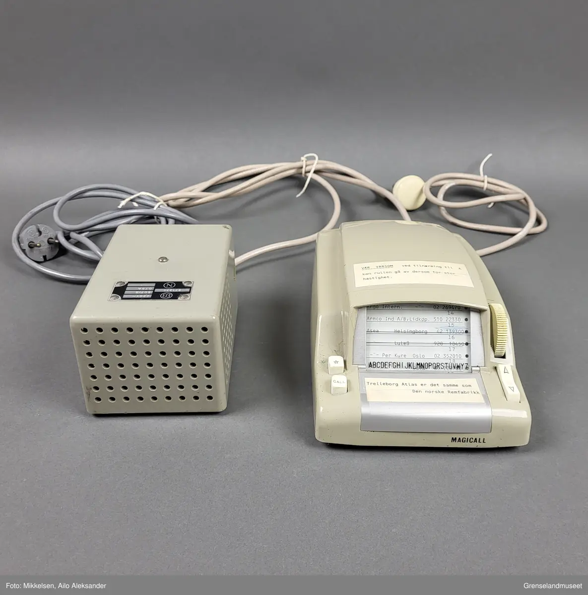 Gjenstanden er en Magicall Electronic Dialer laget av det amerikanske selskapet Dasa Corporation med tilhold i Andover Massachusetts. Gjenstandens form er rektangulør med en liten skjerm med plass til fem linjer med navn, adresse og telefonnummer. Den oppereres ved hjelp av tre knapper og en hjulformet scroller. På forsiden av gjenstanden står det i store bokstaver på svartskrift "MAGICALL". 

Gjenstanden var ment til å brukes oppkoblet mot eldre dreieskivetelefoner. Den fungerte ved at opperatøren kunne utføre en automatisk oppringning av nummerene som på forhånd hadde blitt manuelt innprogrammert på den. Ved å scrolle ned eller opp ved hjelp av piltastene kunne opperatøren bruke enkelte tastetrykk for å finne riktig nummer. Ved hjelp av hjullet ovenfor piltaststknappen kunne opperatøren kjapt scrolle igjennom listen i begge retninger. "Stjerne" knappen ble brukt til å bekrefte det spesikke nummeret som skulle ringes og "Call" knappen ble brukt til å iverksette den automatiske oppriningen.

Det er påklistret to merker ovenfor og nedenfor skjermen. På merket over skjermen står det: "Vær varsom ved tilnærming til A kan rullen gå av dersom for stor hastighet." 
På merket nedenfor står det: "Trelleborg Atlas er der samme som Den norske Remfabrikk". 

På undersiden av gjenstanden er det et lokk som kan skrues av for å bytte rull. Fabrikatt stemplet til gjenstanden er også lokalisert på undersiden av gjenstanden. På den står det: "CAUTION UNPLUG 120V AC BEFORE REMOVING HOUSING." "MAGICALL (R) ELECTRONIC DIALLER MODEL E-2. MADE IN USA BY DASA CORPORATION ANDOVER MASACHUSSETS. PAT. PEND. SERIAL NO 39983."   

Gjenstanden har to stikkkontakter. Den første ledningen har en stikkontakt som plasseres i et telfontuttak. Den andre ledningen går til en strømomformer som selv har en egen stikkkontakt som plasseres i et strømuttak. Strømomformeren er rektangulær og har 47 ventilasjonshull på hver sin side, og har 63 ventilasjonshull på øversiden. På baksiden har den fire hekter hvor det er meningen at den skal festes til en vegg. På produksjosstemplet er serienummeret "371371", og "230V- 50P/S 0,75A". På høyrse side står det: "Code KED 90101 22 V 50 Hz - 40 W".   



