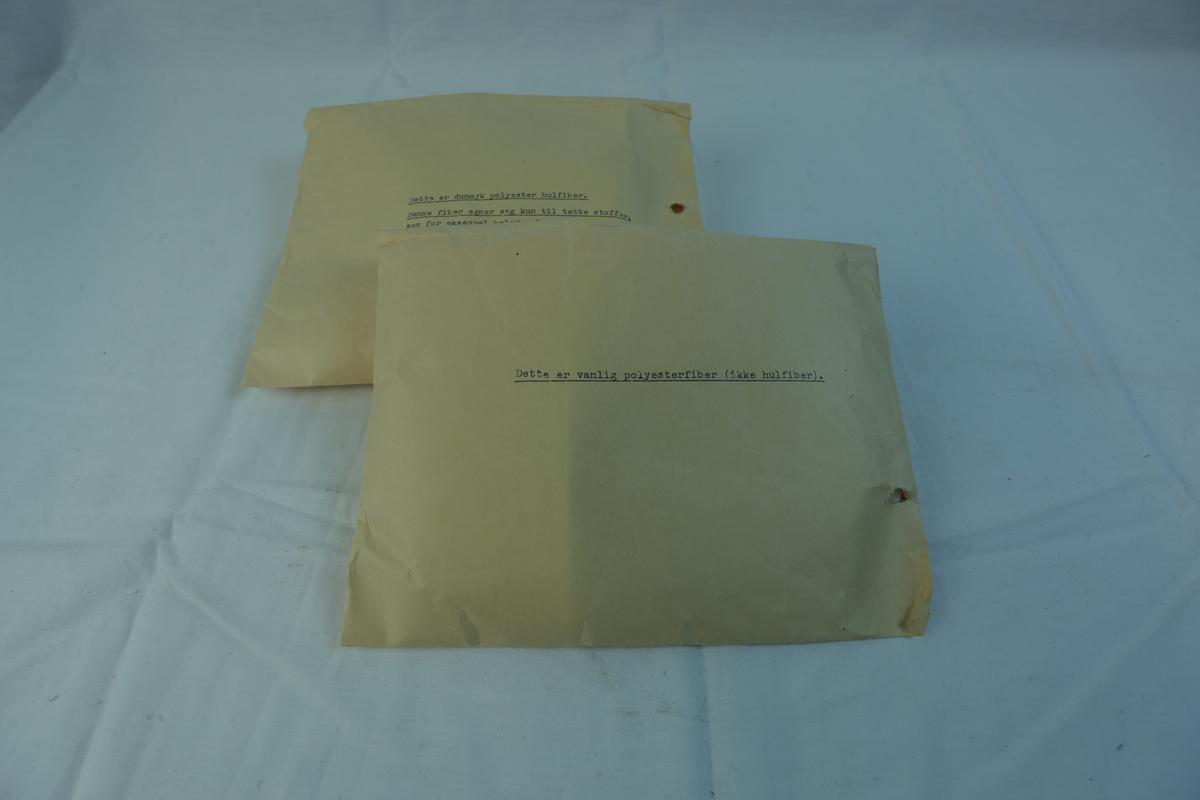 To konvolutter som inneholder dunmyk polyester hulfiber og vanlig polyesterfiber.